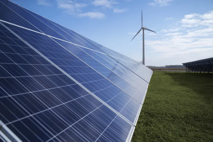 panele sloneczne i elektrownia wiatrowa na zewnatrz